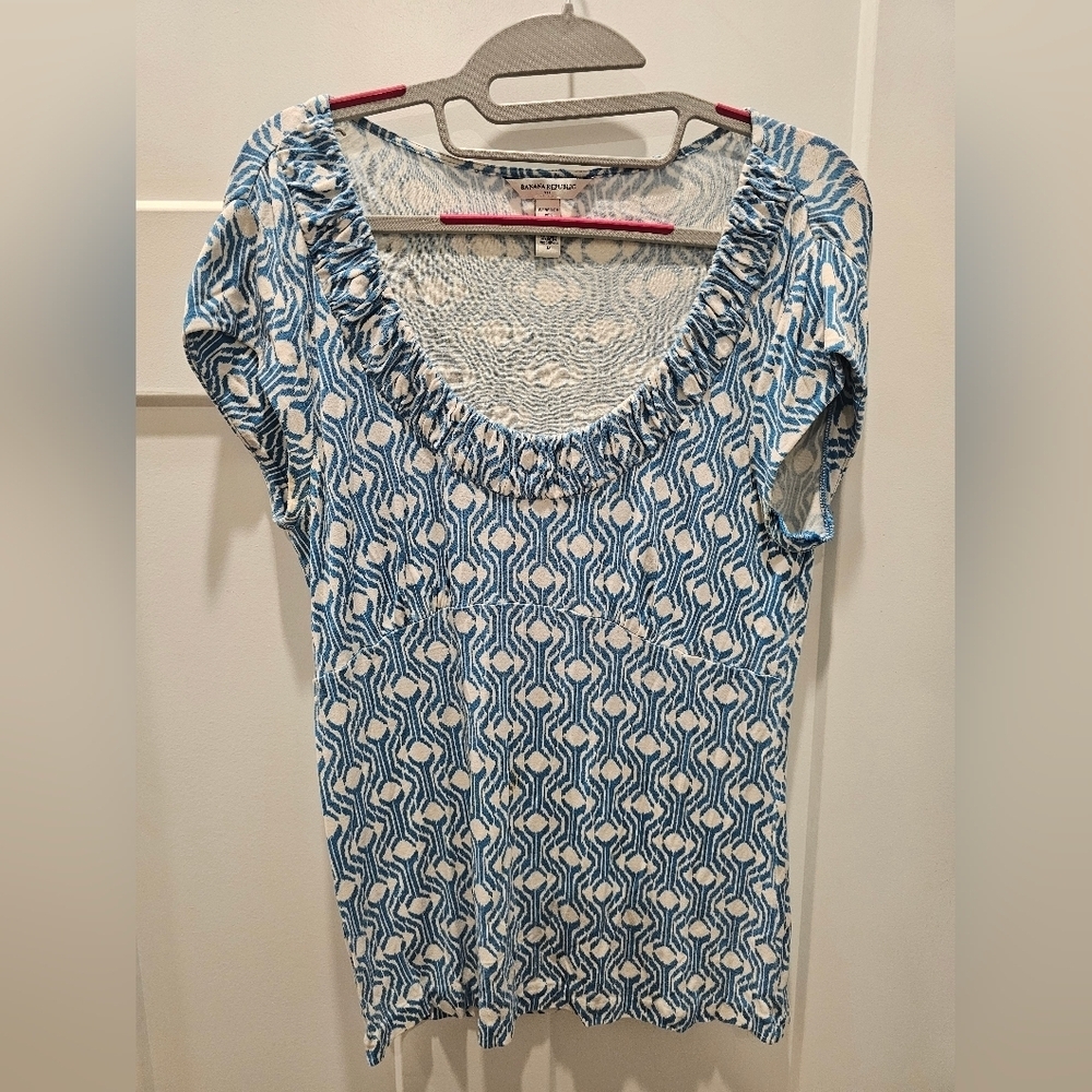 Banana Republic Blue White Abstract Stretch Top Ruched Neckline Size M